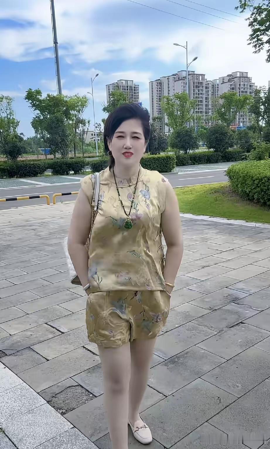 寥寥四句小诗，道尽成年人克制又隐忍的想念，心里翻涌万般牵挂，却始终不愿轻易打扰对