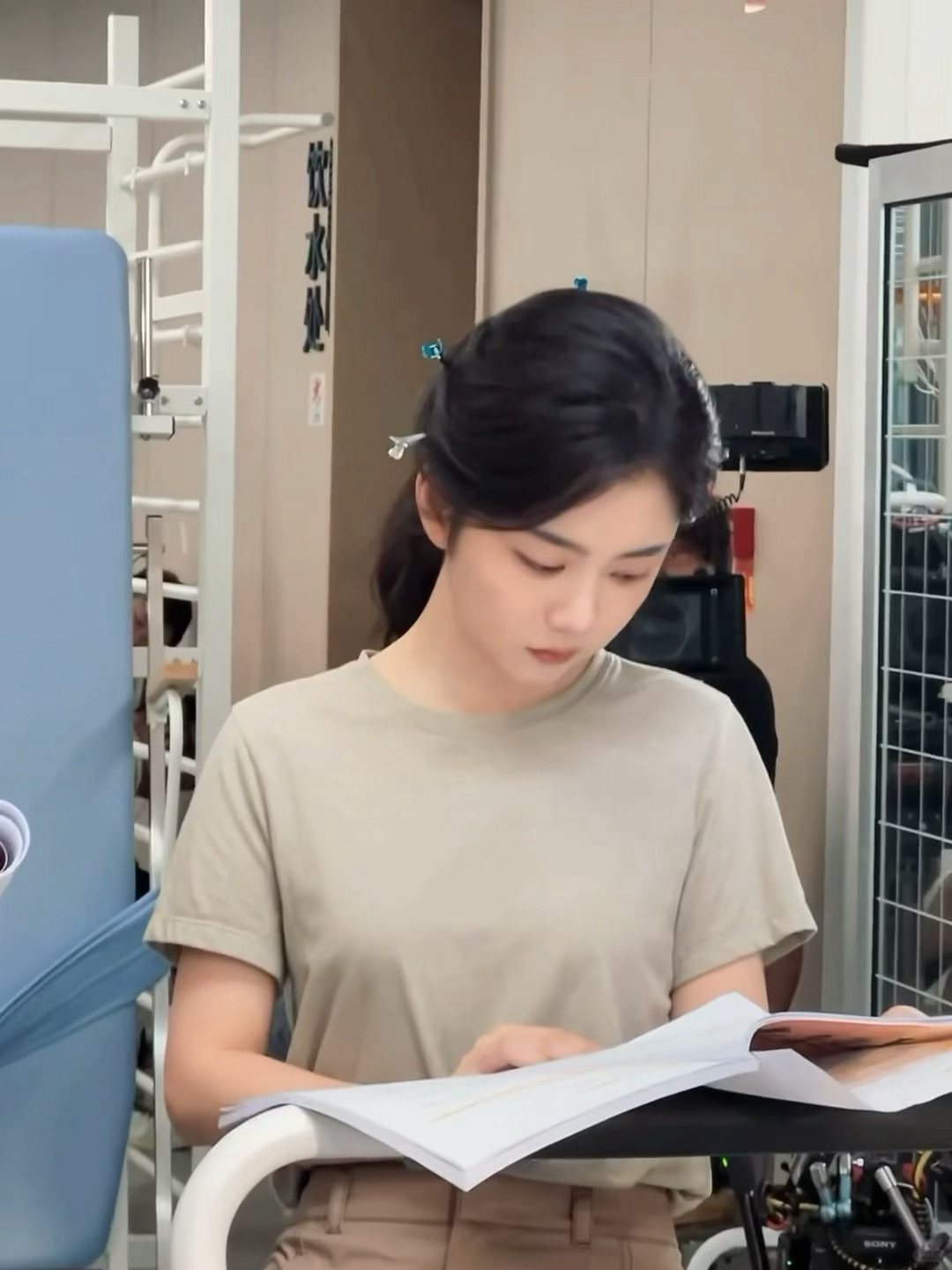 谭松韵春禾之上 2026.06.16 工作室📕捡到几张谭松韵片场照是我们季检季