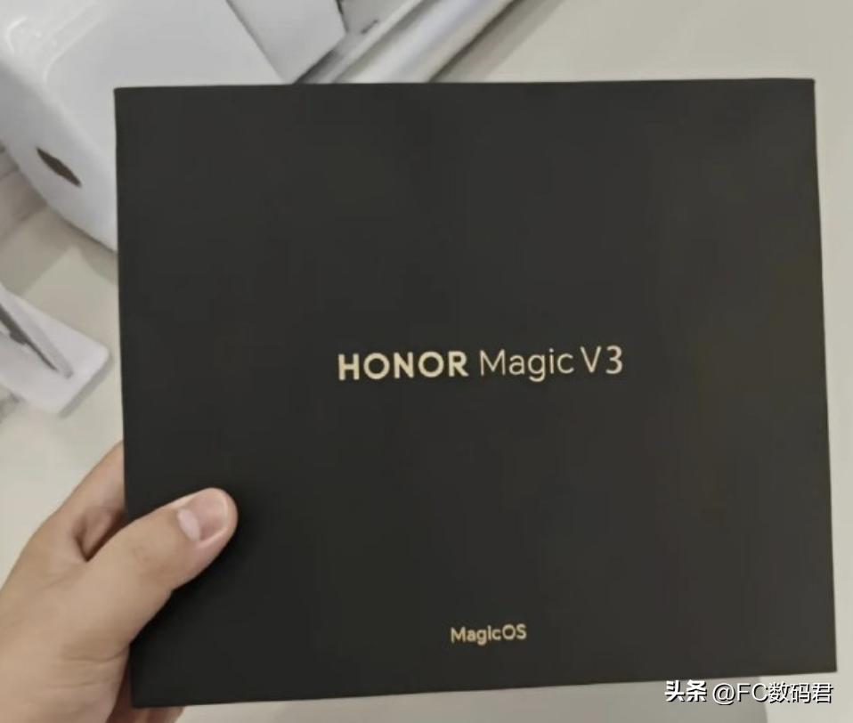 荣耀magic V3真机曝光了
   7月12日荣耀会召开发布会，发布荣耀mag