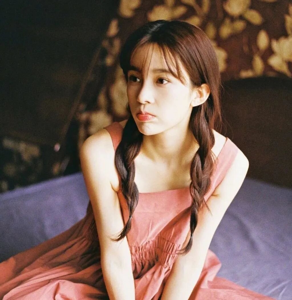 于正盖章赵樱子适合演小龙女，这眼光也太毒了！她自带清冷出尘的气质，眉眼间藏着不食