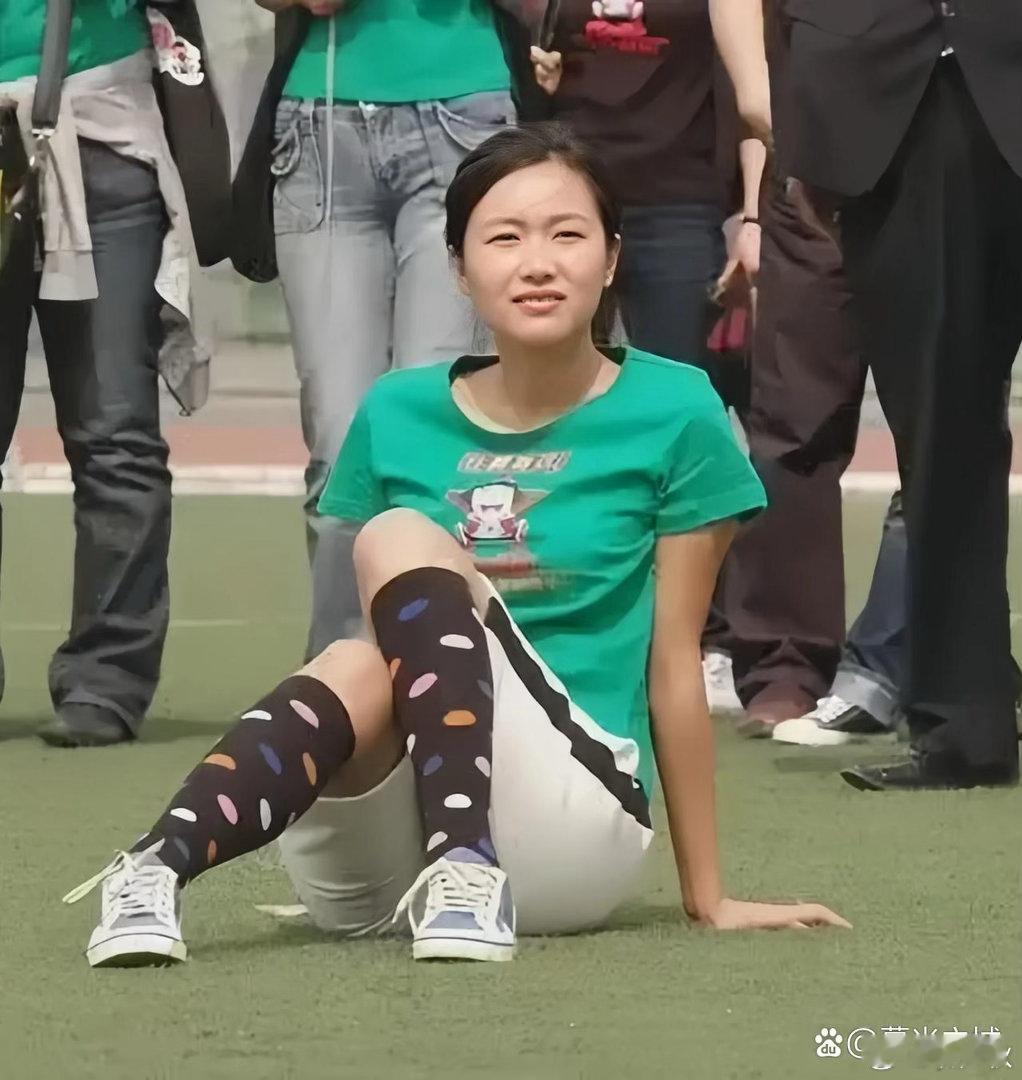 徐静蕾已经50多岁了，看着比20多岁的小女孩还要年轻漂亮 