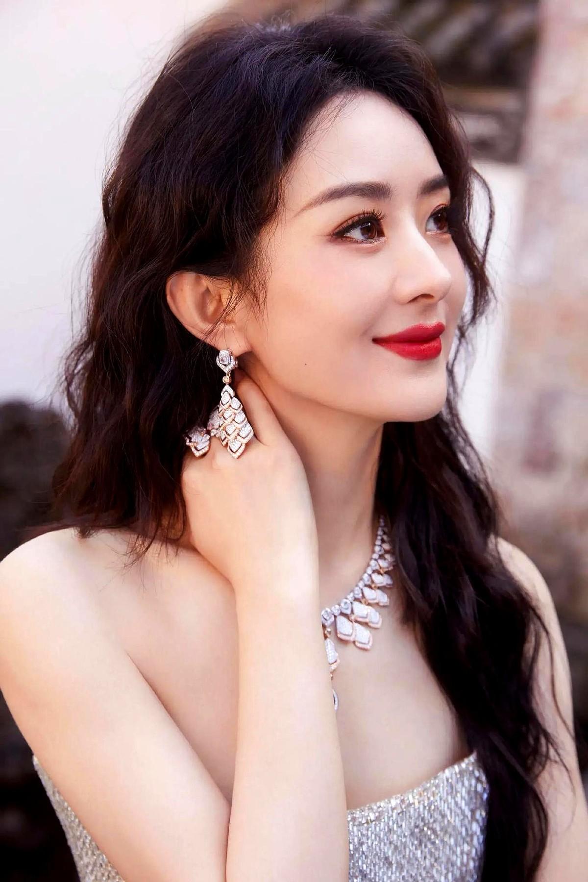 太刚了！赵丽颖当年为了演花千骨，直接甩了经纪人单枪匹马找编剧！

现在网上还在聊