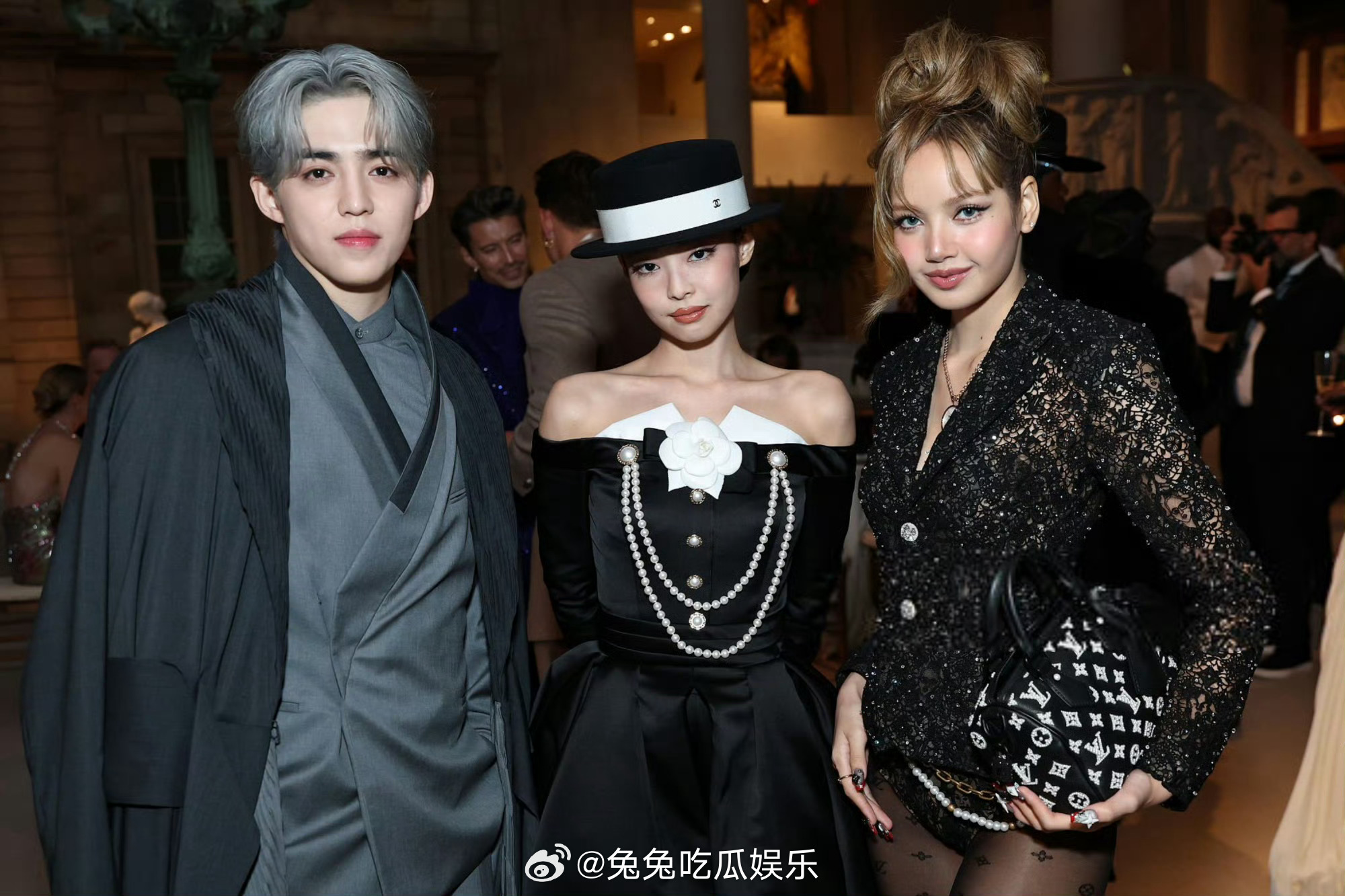 Lisa和Jennie合照Jennie蝴蝶结盘发Lisa与Jennie在MetG