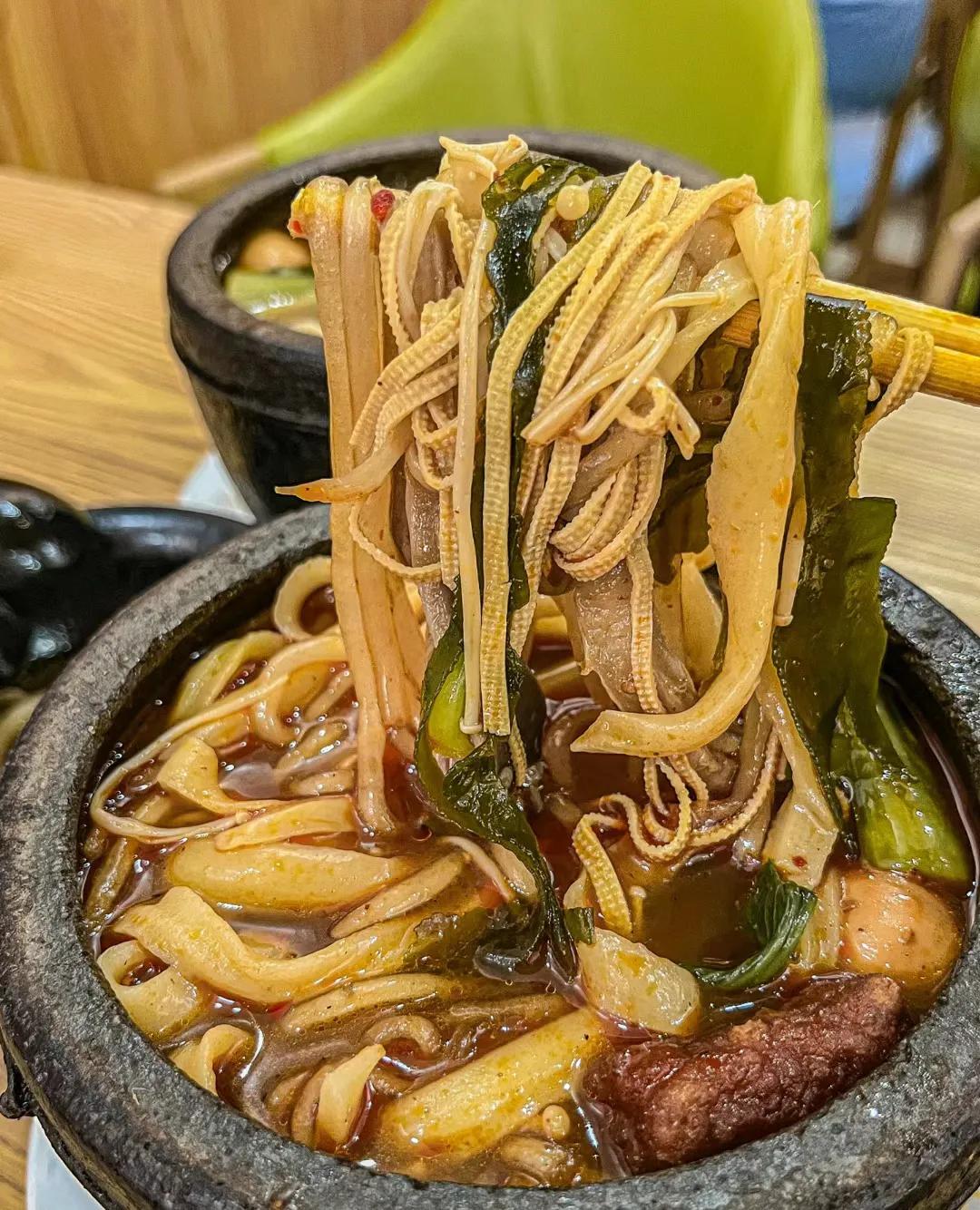 本地人推！来济南一定要试试这家砂锅土豆粉
在济南开了二十多年的老店了
还有人没吃