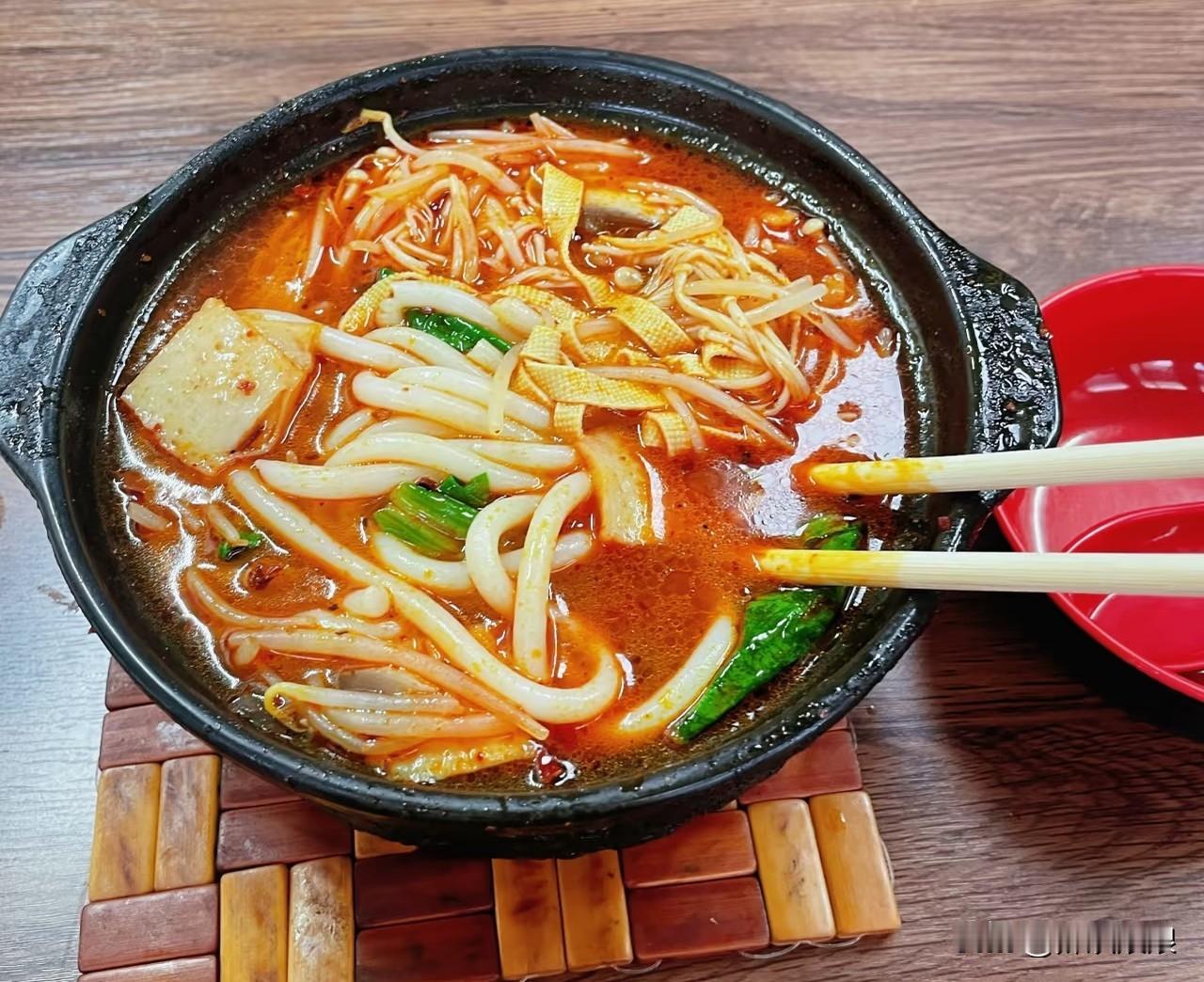 店里忙了一天，终于打烊了，到了写文的时间，老公朋友打电话过来，要看老公。

他快