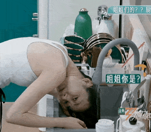 说实话近几年韩雪真的很迷[捂脸] 她到底怎么了
她和年轻时候面相都变了 现在看起