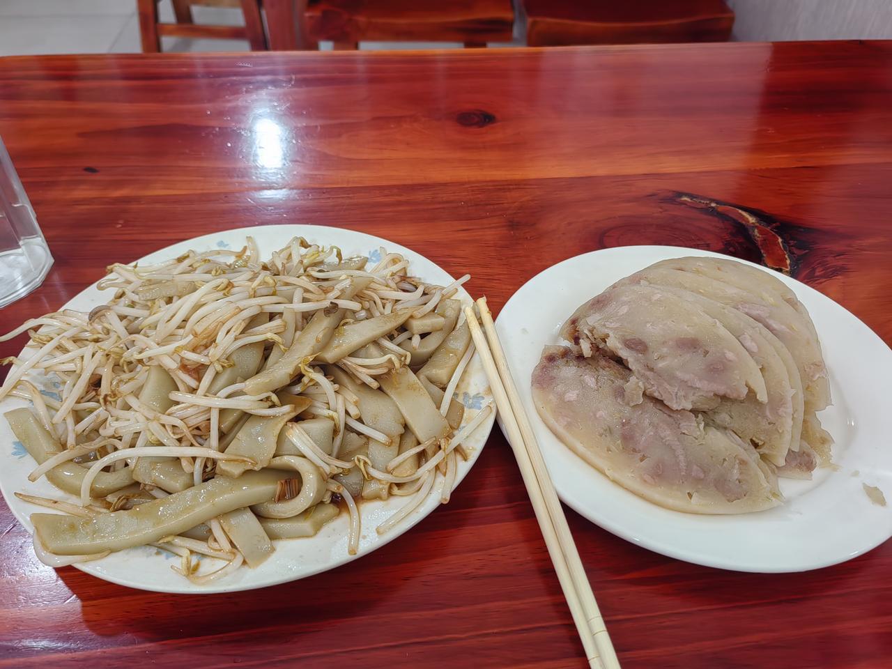 忻州蒸肉吃了肯定长肉。可是不吃总觉得遗憾啊。今天要了这饭菜，吃吧，扔了一盘菜，吃