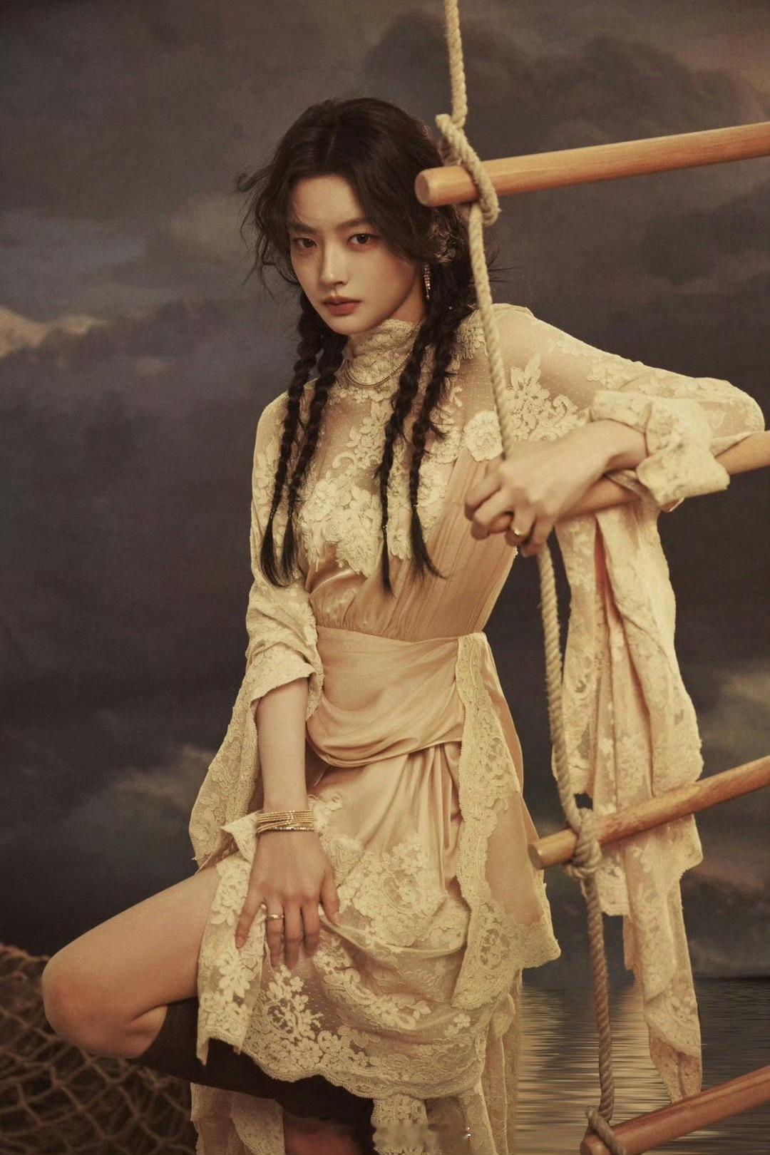 我还以为是今天的造型，结果是好几个月前的田曦薇造型被拿来说和徐若晗撞衫了，今天小