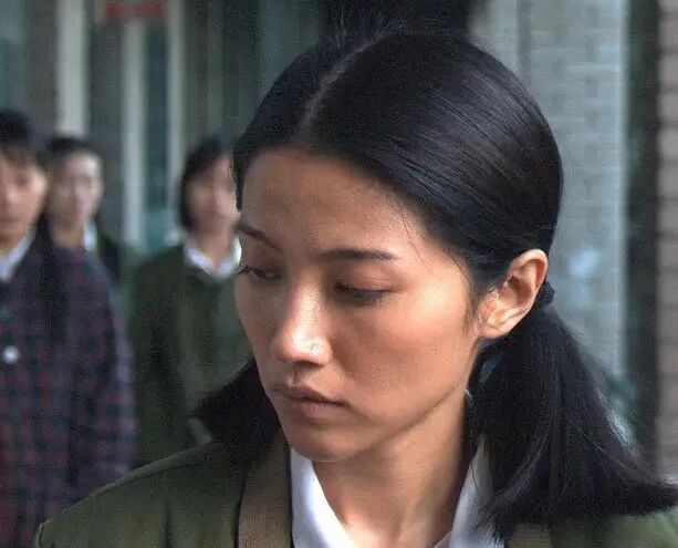 52岁影后颜丙燕首次公开恋情，男友小她20岁，已相恋5年，对