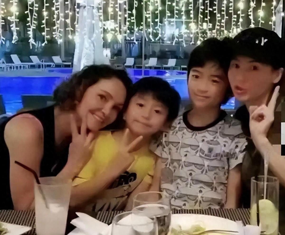 谁能想到，当年张柏芝的风波闹得满城风雨，可她亲妈戴莎莉的人生剧本，更是把“狂野”