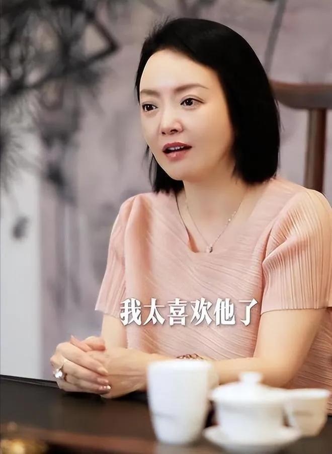 王晓蓉和王中磊的故事，藏着大半娱乐圈的沉浮缩影。当年她不顾家人反对裸婚嫁入王家，