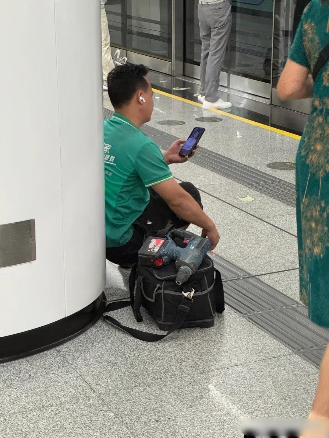 公共场合，他自己不觉得羞愧吗 ​​​