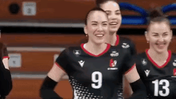 现场与观众互动的女球员