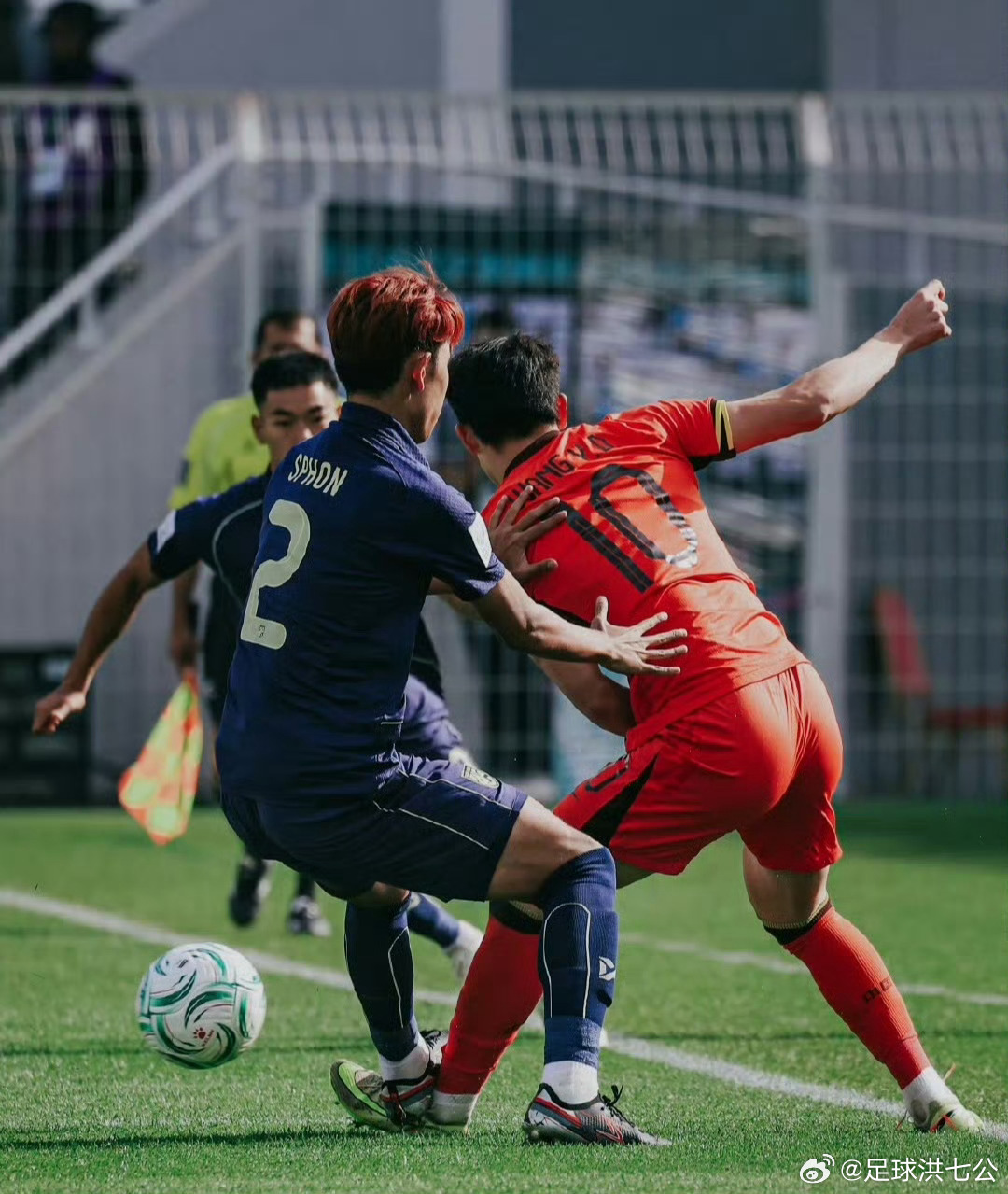 男足在场上互相陌生的让人心疼 