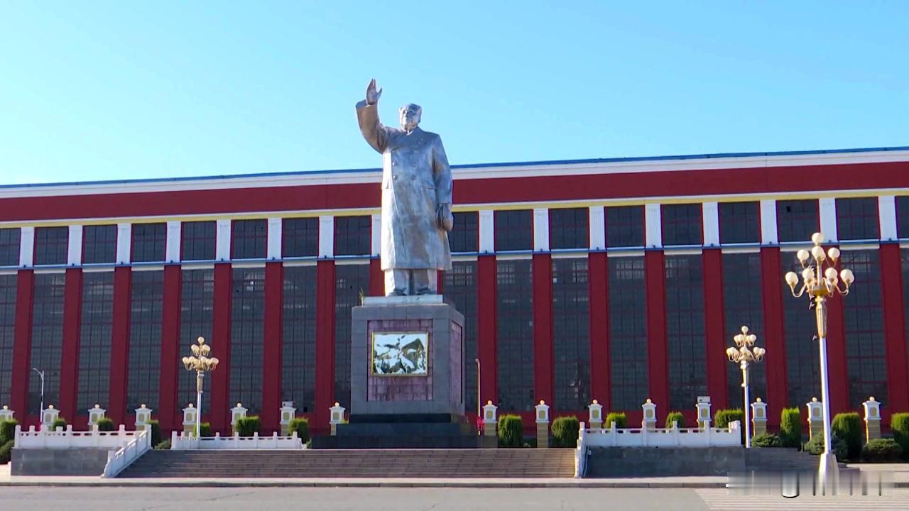 国内最大的不锈钢毛主席雕塑位于齐齐哈尔市富拉尔基区，根据公开的资料显示，那座毛主