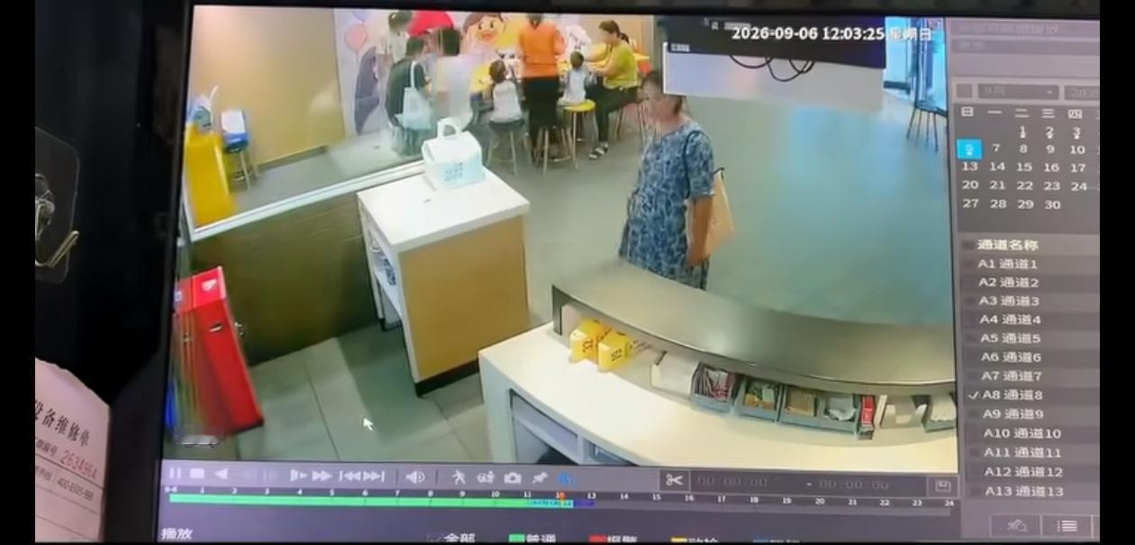 哈哈，肚子这么胖了还偷吃。穿得也体面，真是不可思议。
麦当劳店内，顾客订购的蛋糕
