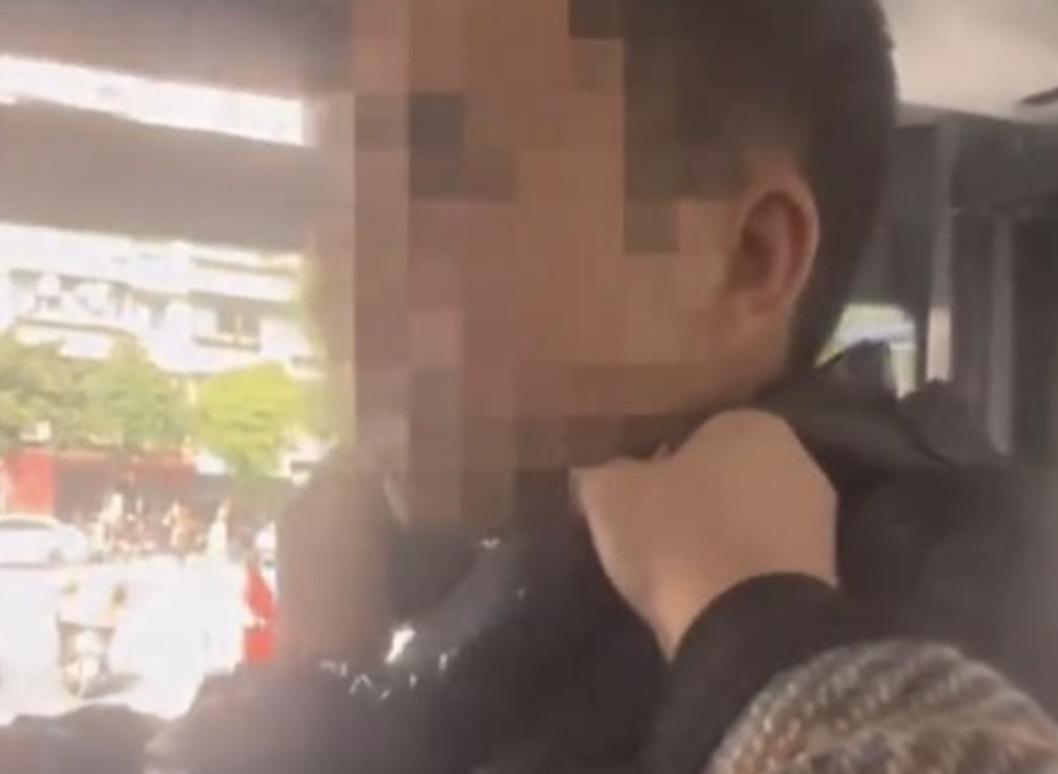 重庆一女子在乘坐公交车的时候，遭遇到了一陌生男子的两次猥亵，而她拍下证据指认对方