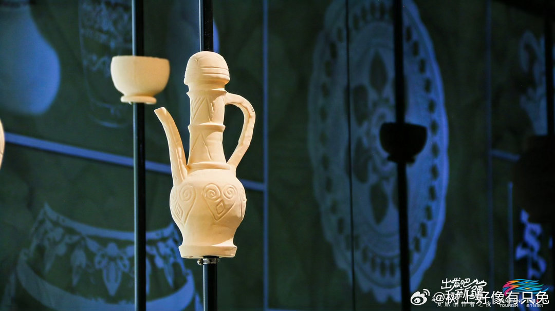 在阿克陶被美景硬控一整天 阿图什天门山势雄奇险峻，巨大石门矗立山间，站在门洞向内