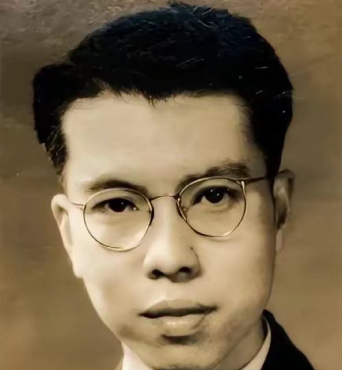 1948年，他不顾妻子反对，用刀划开刚出生3天女儿的后背，看着女儿奄奄一息，妻子
