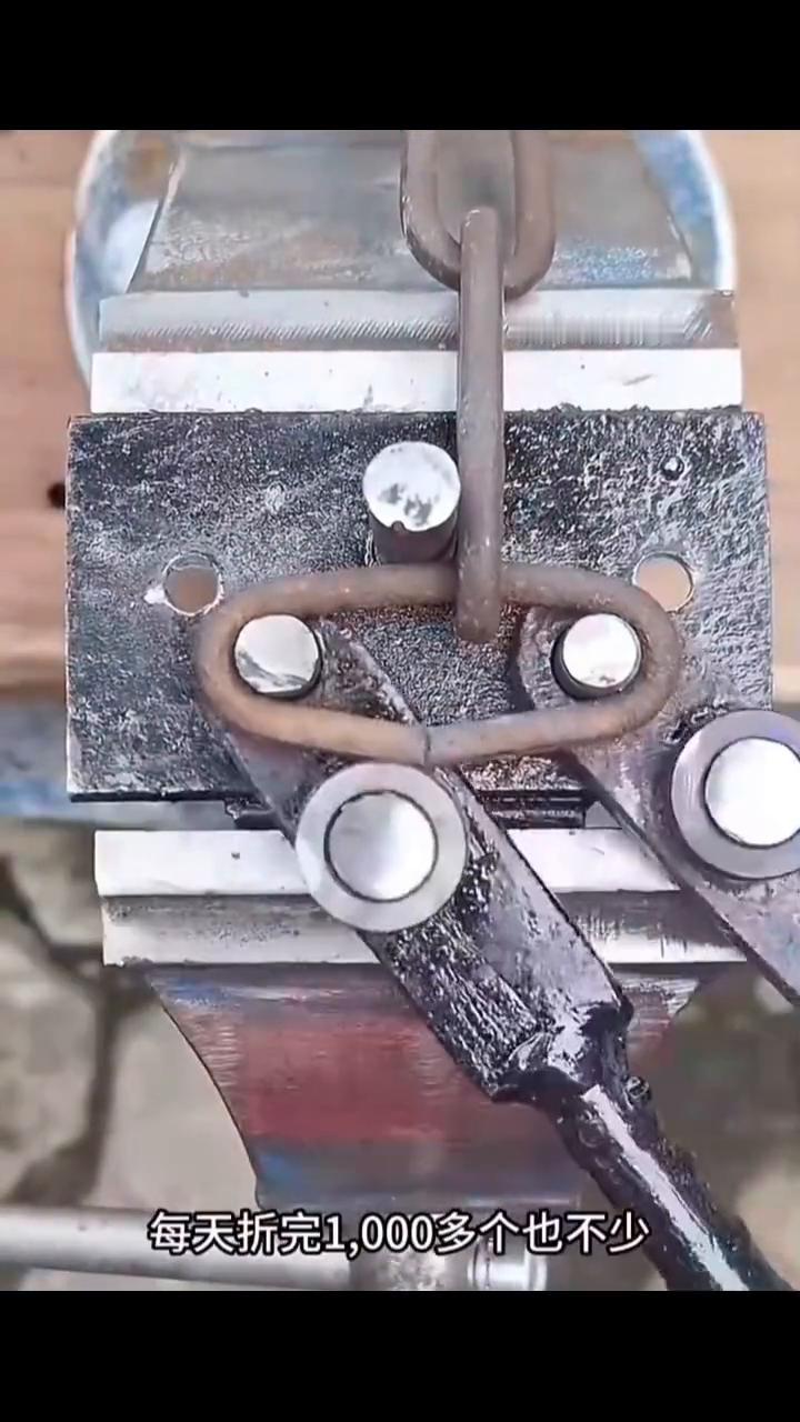 太厉害了，报废的钢筋当废品卖不值钱，可以用来制作锁链，这样价值更高，每天折完一千