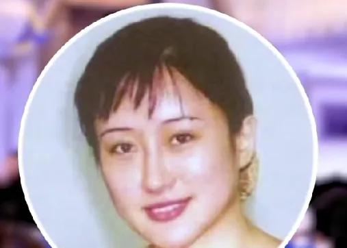 2001年，空姐杨旸与有妇之夫的郭介明相会。二人在一番温存过后，又爆发冲突。而冲
