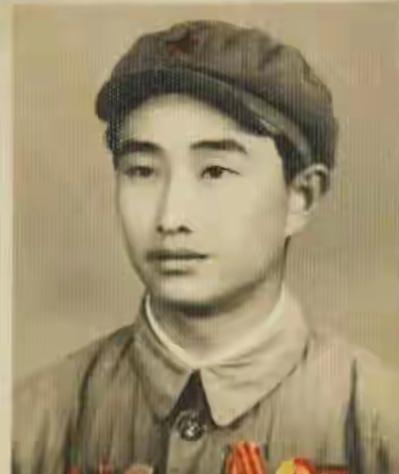 别人发3发子弹，他发40发。别人打靶排第二，他从没排过第二。1943年，这个18