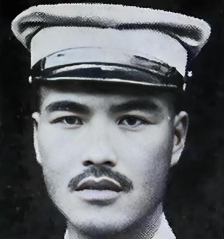 1939 年他在深县杀了 400 名八路军战士，10 年后坐进一辆 “去见叶剑英