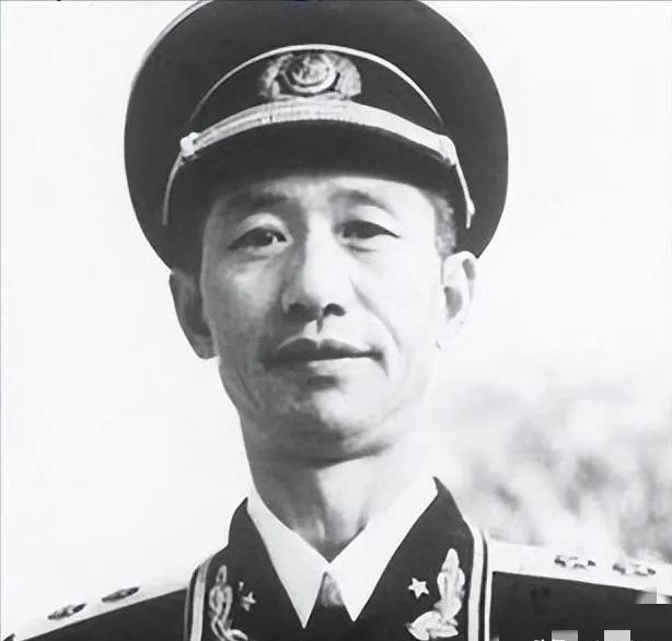 1935年，红九军作战科长周希汉，被军长顶着额头连开五枪，五枪都没打中：是他命大