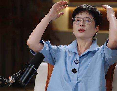 张泉灵告诉鲁豫，她没办法直播卖货，因为新闻人不说谎的底线，她曾经情绪失控中途离场