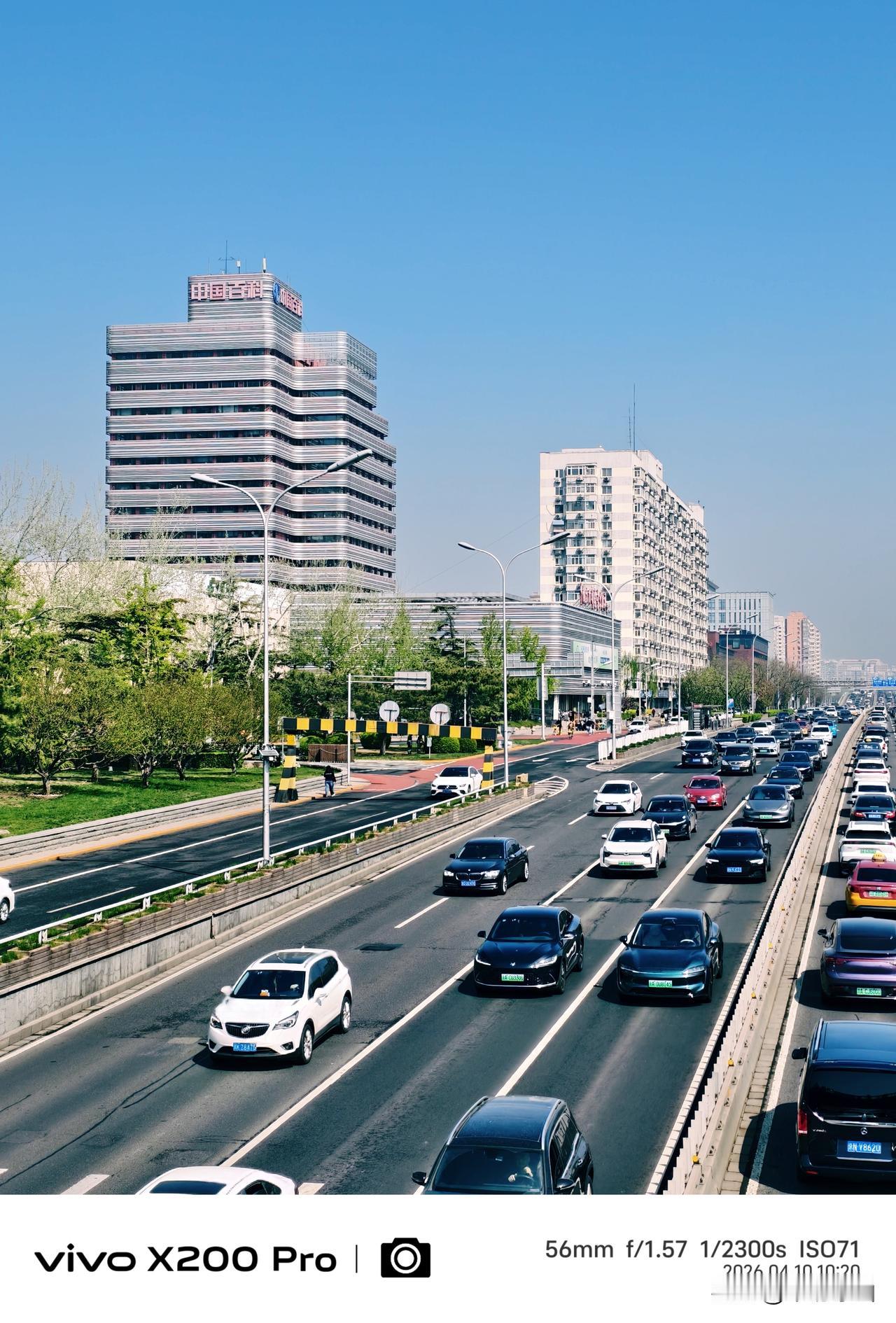 四月的北京，花红柳绿，二环三环交通大动脉，四通八达，随手一拍，不一样的街景，视野