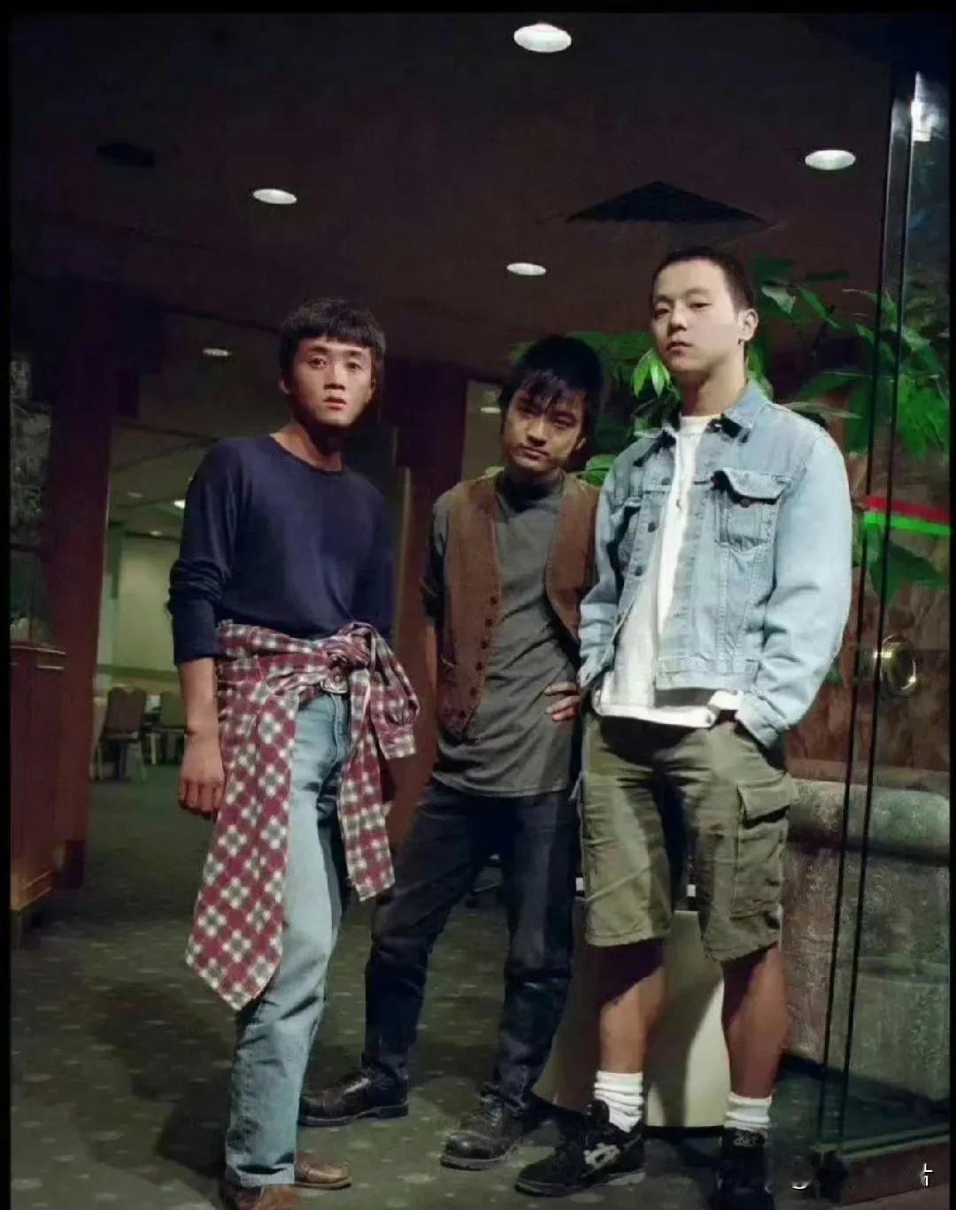 花有重开日，人无再少年。
1994年，“魔岩三杰”在香港红磡开演唱会，来自队友的