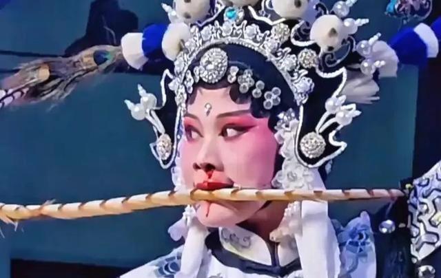 她流鼻血演完戏：台下越鼓掌，台上越不敢喊疼

台下掌声雷动时，台上的她鼻血已经淌