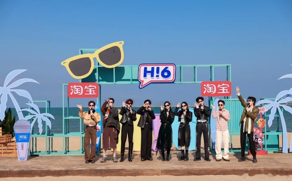 你好星期六全员团建马上见你好星期六沙滩上的笑声，夜空下的歌声，都是属于我们的独家