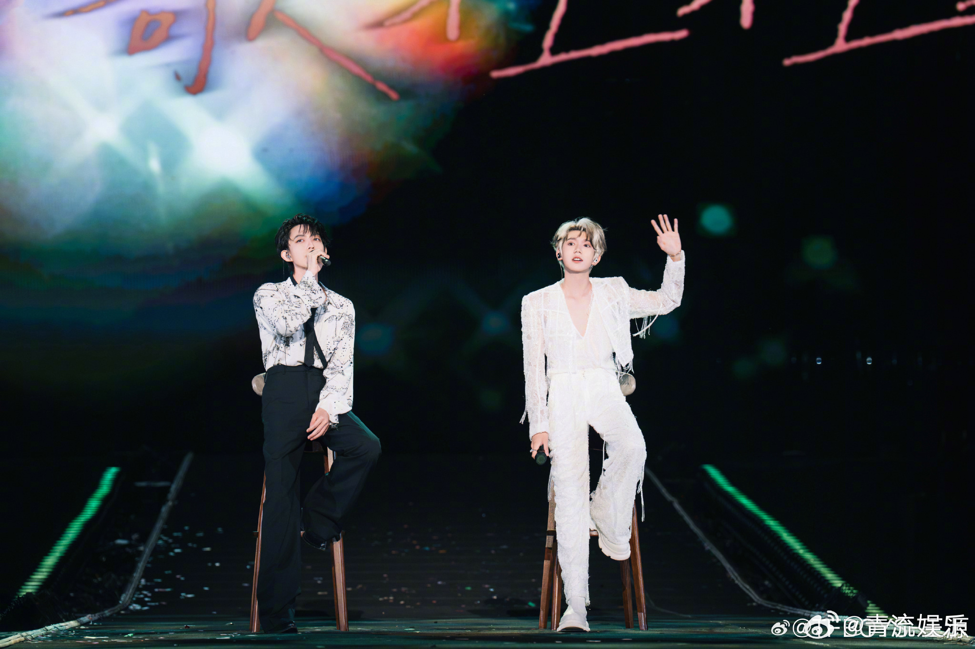 王源晒和林宥嘉合照王源宇宙超级无敌大狂欢巡演王源晒演唱会和林宥嘉的合影 ！：谢谢
