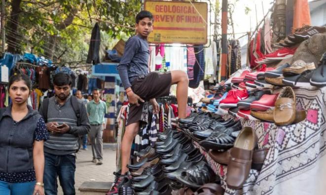 印度商人在义乌订了两千双鞋，付了定金后要求货到了印度再结尾款，结果义乌商家直接寄