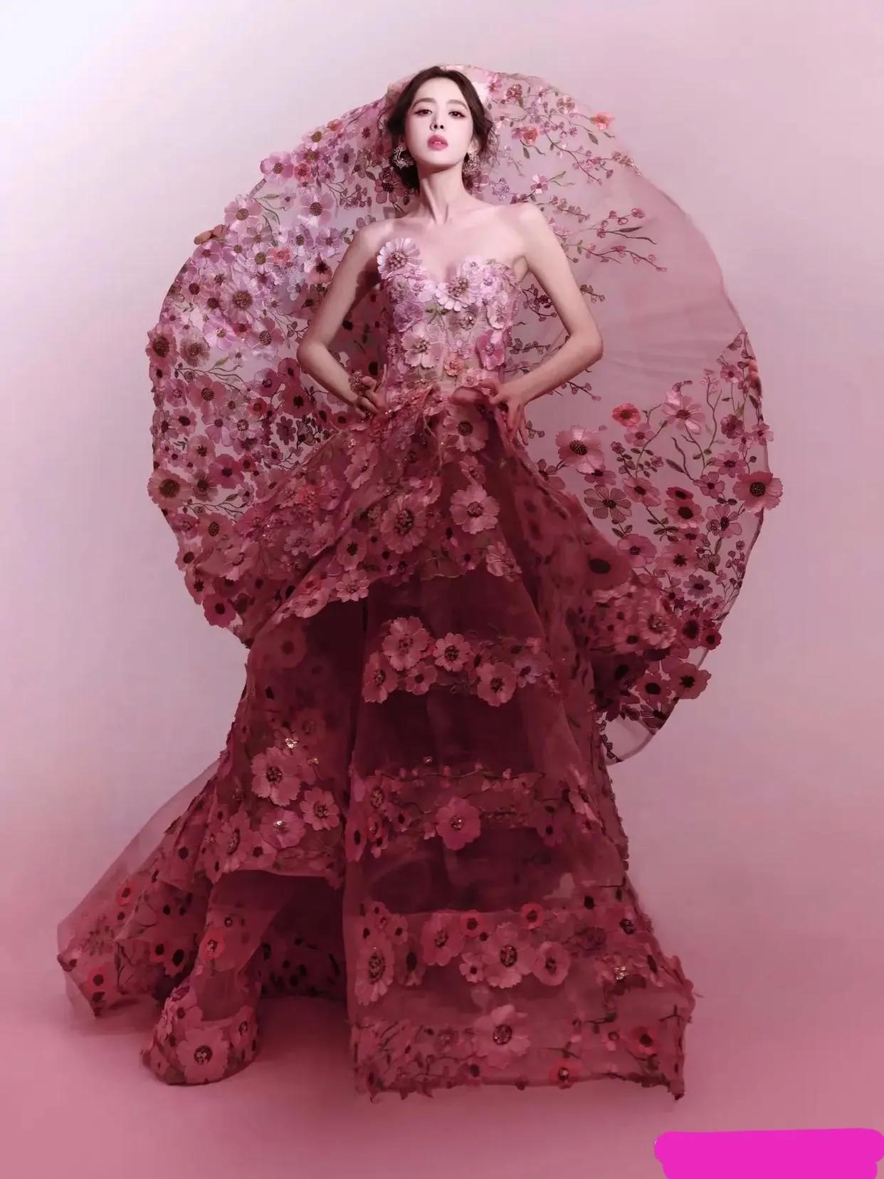 古力娜扎，身穿一袭粉红花海长裙，宛如花仙子降临，姐姐是不是一直在逆生长？