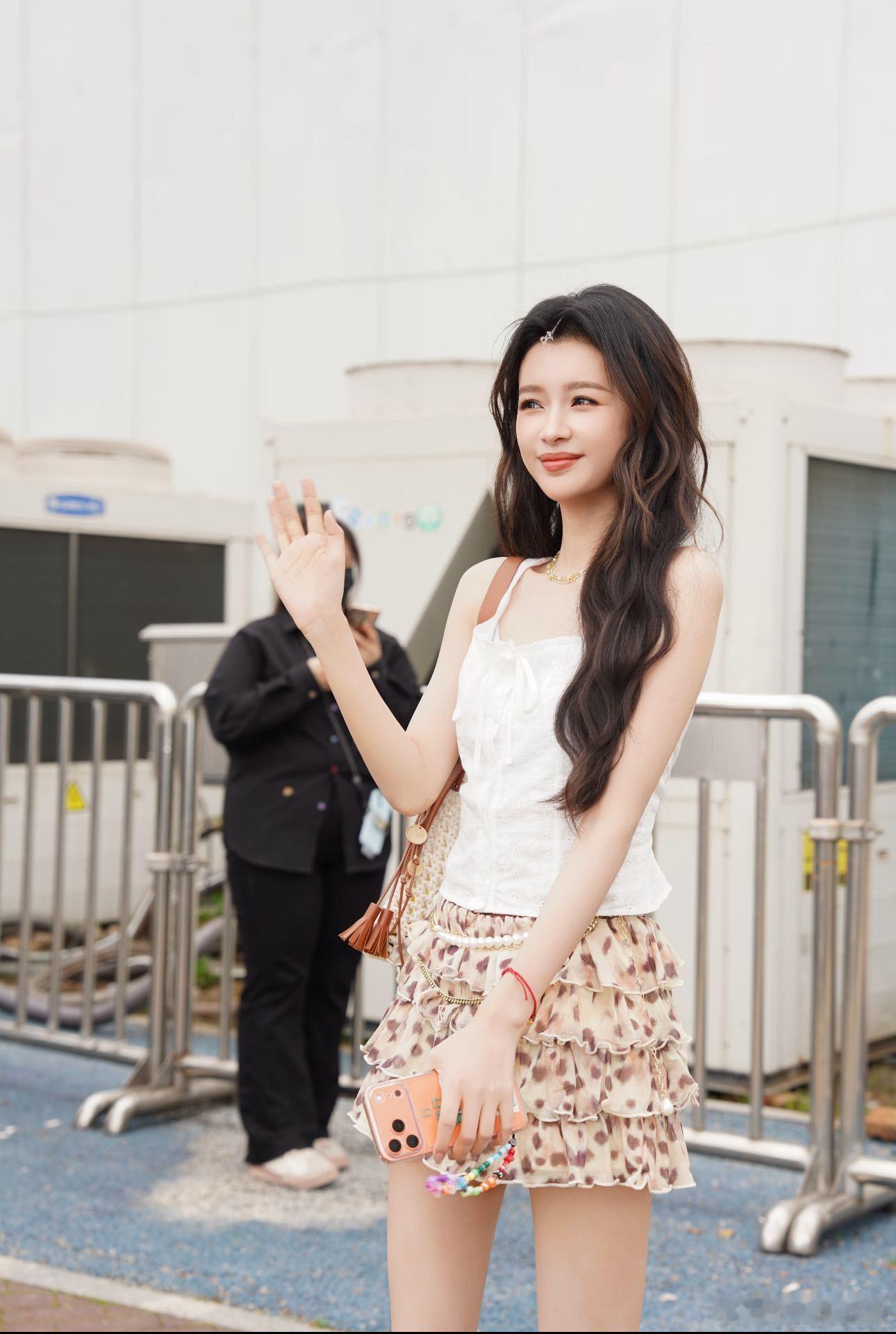 孙怡怎么年纪轻轻就耳背了 被孙怡的互动笑到肚子疼！粉丝喊收信她听成看手机，努力配