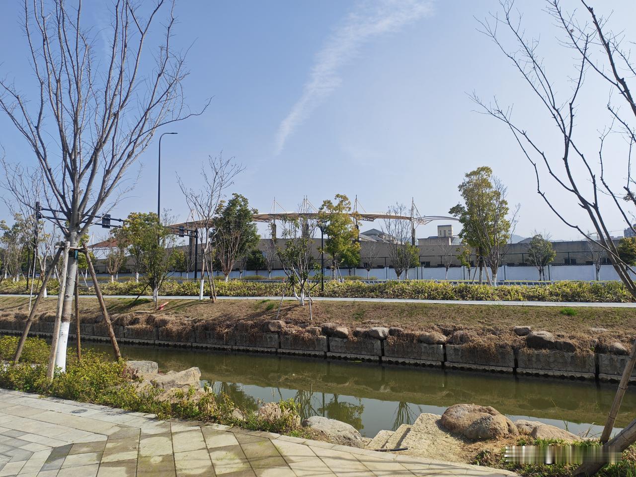 很多人已经上班了，还有一批人，明天正月初八星期一正式上班。

小区里白天停的车，