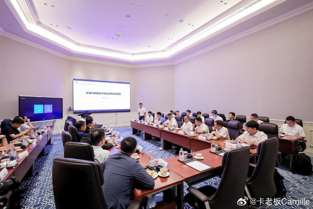 华境S第1万台车在华为松山湖交付在极度拥挤的大六座SUV赛道，一款新车上市不到两