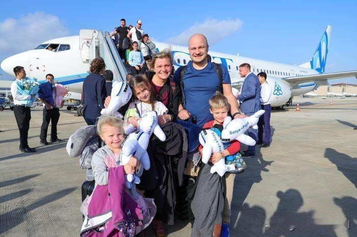 12月22日，海南自贸港首条第七航权客运航线“三亚⇌布拉格”迎来首批115名捷克