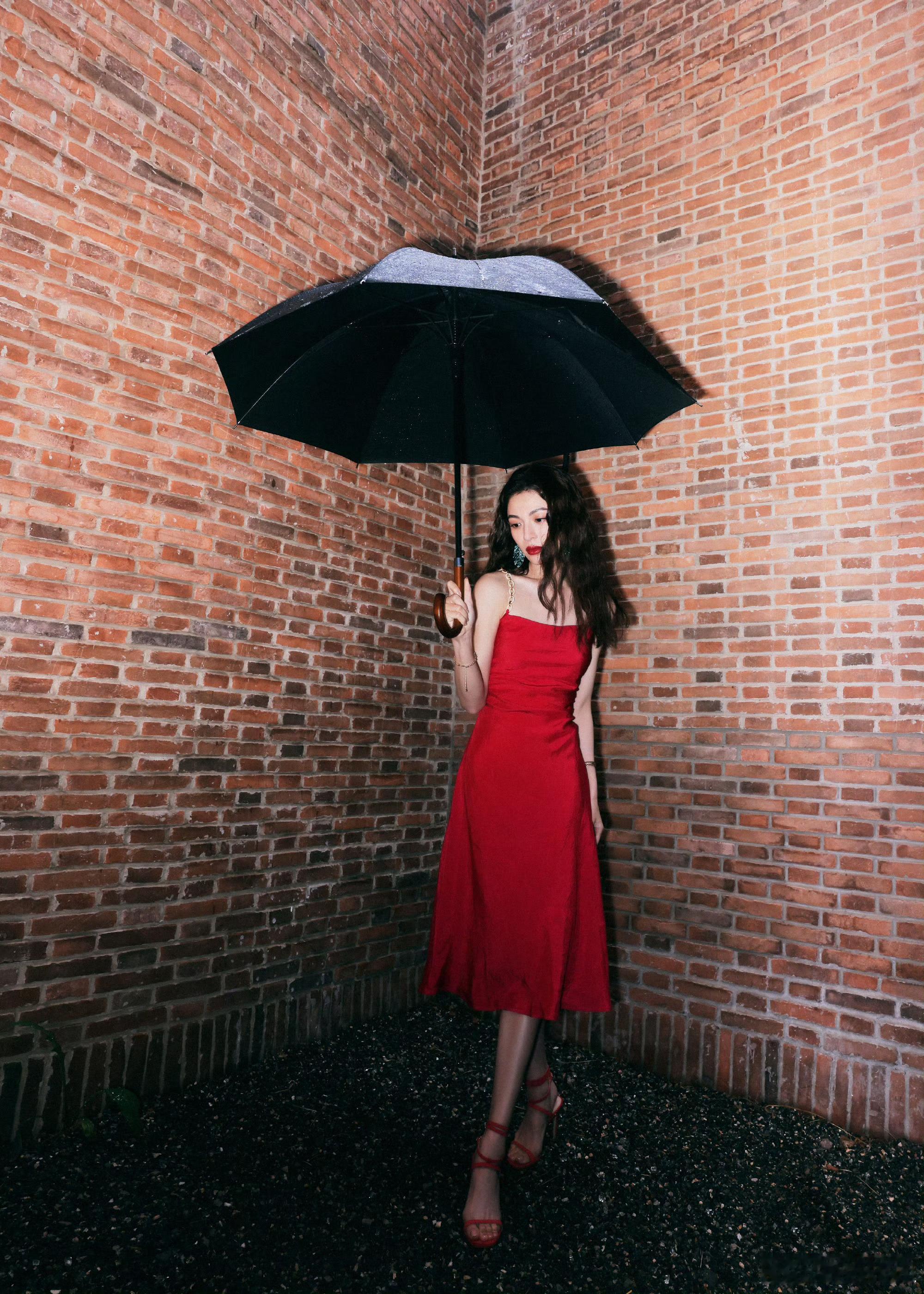 钟楚曦红裙路透钟楚曦红裙路透好曼妙 什么叫“行走的焦点”？看钟楚曦的红裙路透就知