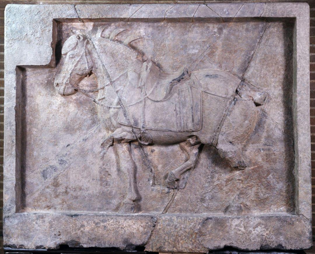 拳毛騧是唐太宗李世民的战马，属于昭陵六骏之一 。
“拳毛騧”可能是从“权于麾国”