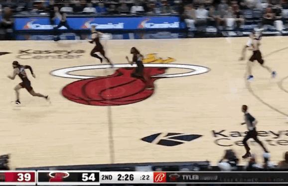 希罗：篮下虚晃哪家强，答案领队东方翔[笑cry]#nba吐槽大会##五大囧[超话