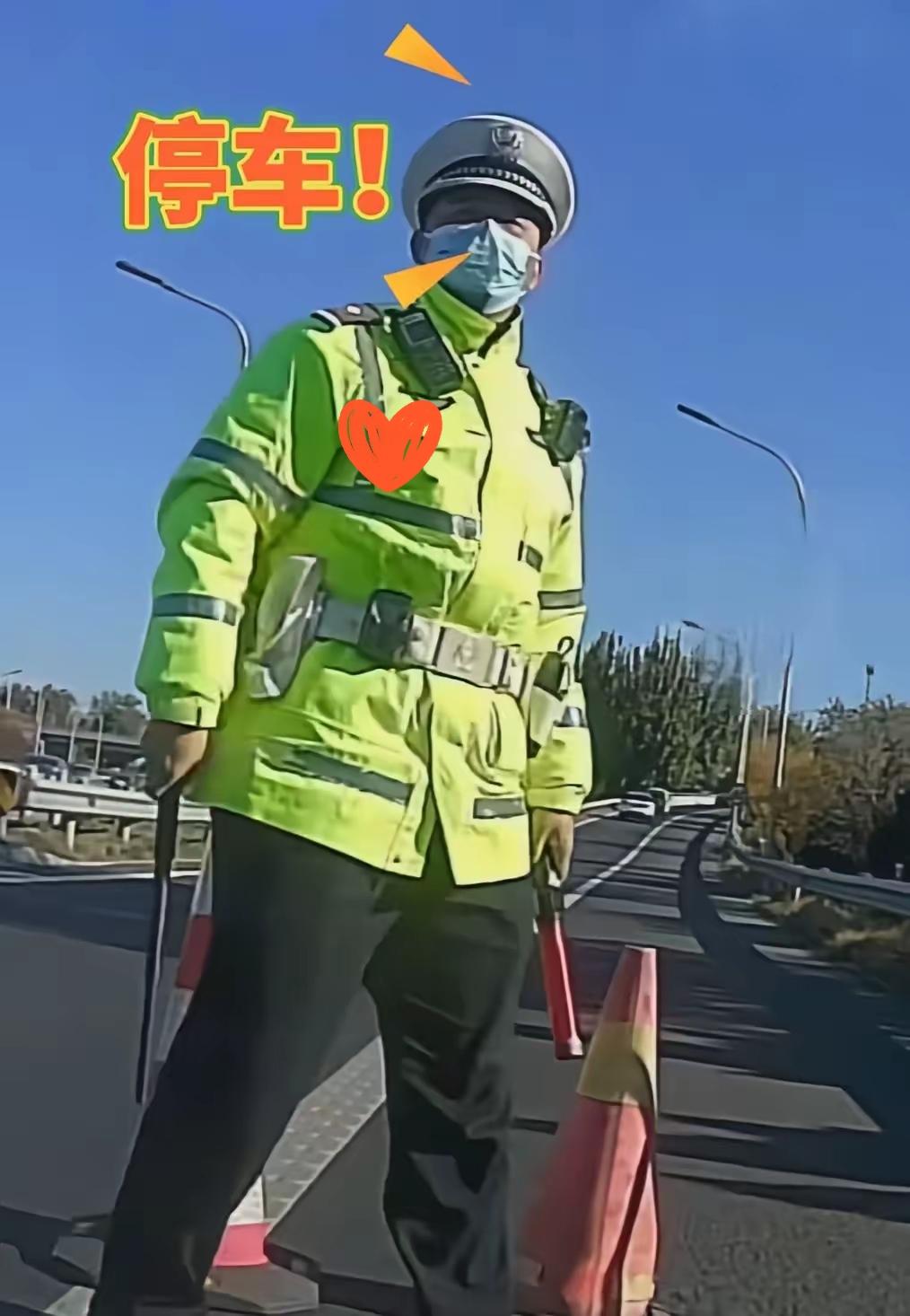 交警拦车后突然放行！这一幕让全网破防，原来规则早藏着温柔
 
谁能想到，被交警拦