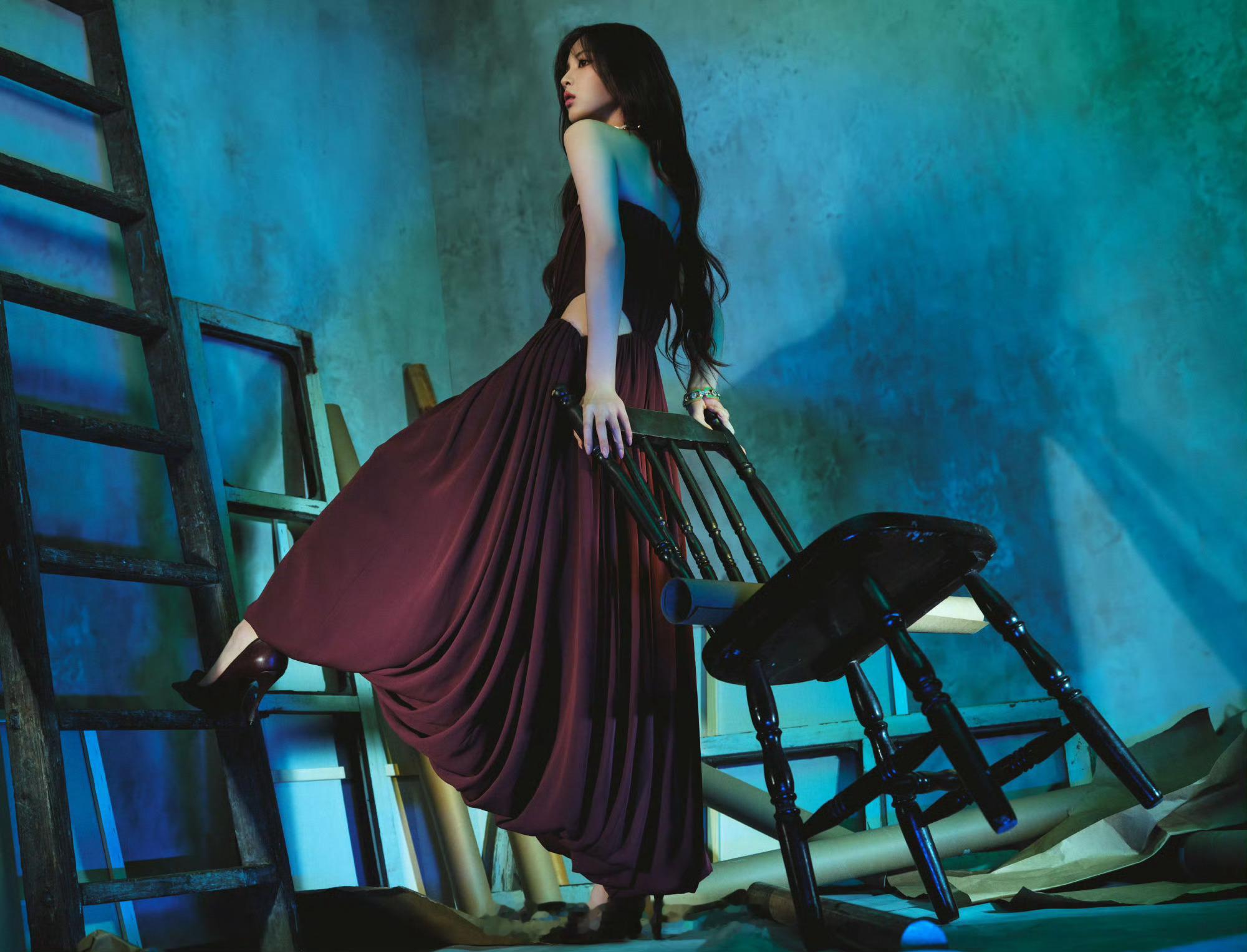 杨超越VOGUE盛典的两套造型：红毯：Balenciaga 2026冬季系列内场