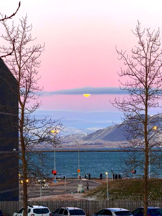 晚安 【#压力大的人周末一定要走出房间#】#建议周末多拥抱大自然#心理学中有一种