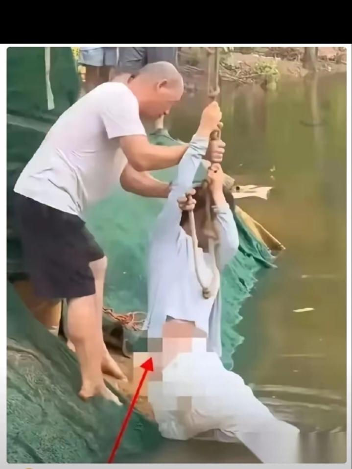 最近在五台山，一个落水女孩被救上岸时裤子脱落，下身的纱裙根本挡不住什么，女孩只能