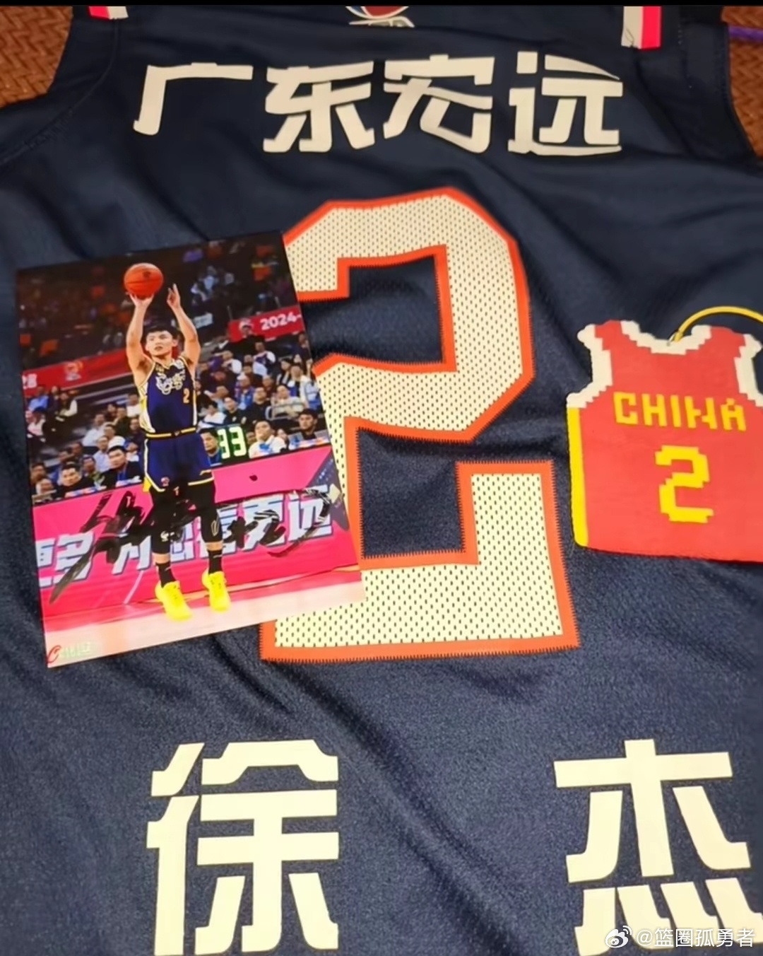 徐杰不值顶薪嘛 球迷社交媒体留言徐杰：“杰师傅委屈你了，去其他球队顶薪我们觉得你