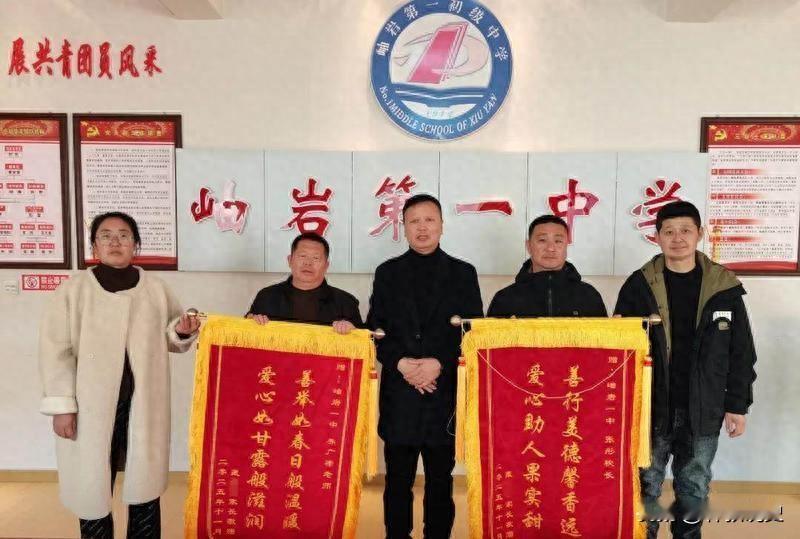 学生没到校没请假，11通电话都被挂掉！老师冲到家里发现……[嘘]

孩子没来上学