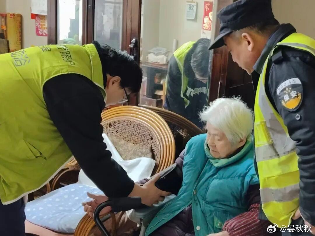 家门口养老服务站今年上海市政府的实事项目中，“新增200个家门口养老服务站”首次